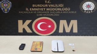 Ehliyet imtihanına kopya düzeneği ile girmeye çalışırken yakalandı