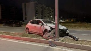 Elazığda otomobil aydınlatma direğine çarptı: 1 yaralı
