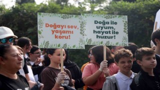 Ellerinde çöp ve pankartlarla Sapanca Gölünden çağrı yaptılar: “Doğanın varlığı tüm canlılar için elzemdir”