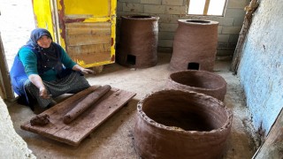 Elleriyle yoğurduğu çamurla 6 çocuk büyüttü