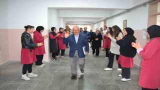 Emekli olan 40 yıllık öğretmene öğrencileri alkışlarla veda etti