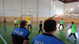 Emniyet güçlerinden çocukların doğru aktivitelerde bulunması için etkinlik