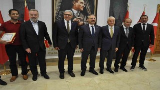 Emniyet ve jandarmaya alınan araçlar için destek olanlara teşekkür belgesi ve plaket takdim edildi