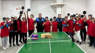 Emniyetten çocuklara tenis kursu