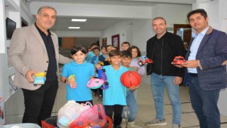 En kıymetli oyuncaklarını kardeşleriyle paylaştılar