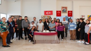 Engelsiz Yaşam Merkezinde doğum günü kutlaması