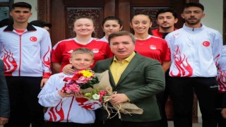 Erzincanlı sporcular Vali Aydoğduyu ziyaret etti