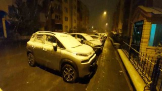 Erzurum kent merkezine mevsimin ilk karı yağdı