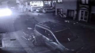 Esenlerde çatıdan düşen parçalardan saniyelerle kurtuldu