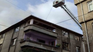 Esenlerde tadilat yapılan çatı alevlere teslim oldu: O anlar kamerada
