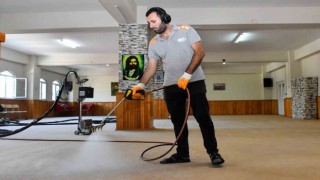 Esenyurt Belediyesi ibadethaneleri dip köşe temizliyor