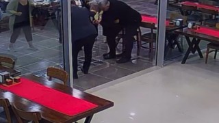 Eski hakem Selçuk Dereli, nefes borusuna yemek kaçan kadını Heimlich manevrasıyla kurtardı