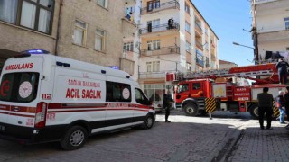Evde uyuya kalan gençler, ekipleri seferber etti