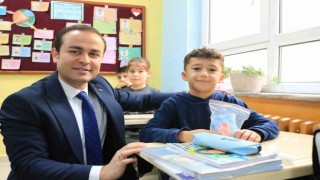 Evdeki eşyaların depreme karşı sabitlendiği kapıdaki çıkartmadan anlaşılacak