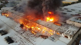 Fabrika yangını yeniden alevlendi: Alevler metrelerce yükseldi