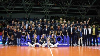 Fenerbahçe Kadın Voleybol Takımı, şampiyonluk kupasını kaldırdı