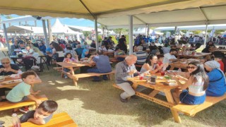 Festivalin en minik ziyaretçisi Adana kebabı ile avutuldu