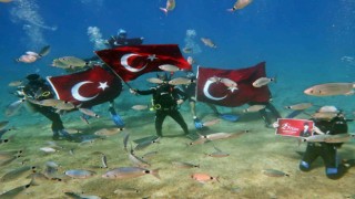 Fethiyede Cumhuriyet Bayramını deniz dibinde kutladılar