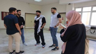 Filistinli öğrencilerin en büyük destekçileri savaştaki aileleri