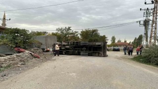 Freni boşalan kamyon duvara vurarak durabildi
