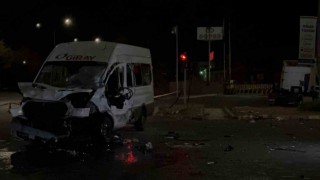 Gaziantepte tır işçi servisine çarptı: 3ü ağır 13 yaralı