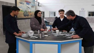 Genç kız 490 erkek öğrencili proje okulunda birinciliğe gidiyor