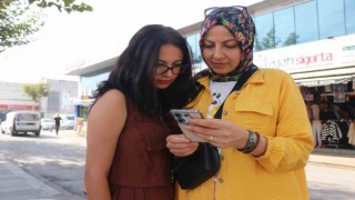Genç kızın telefonunu çantadan çaldı, hiçbir şey olmamış gibi yoluna devam etti