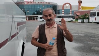 Geri geri seyir halindeki tırlar görenleri şaşırttı