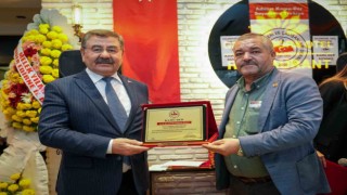 Gölbaşı Belediye Başkanı Odabaşına Yılın En Başarılı İlçe Belediye Başkanı ödülü