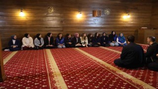Gönüllü gençler, tarihi camiyi inceledi