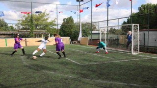Görme engelli kadın futbolcularla yer yerinden oynadı