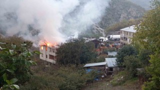 Gümüşhanede bacadan çıkan yangında binanın iki katı hasar gördü