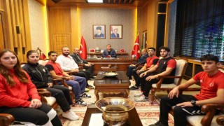 Güreşçilerden Vali Aydoğana ziyaret