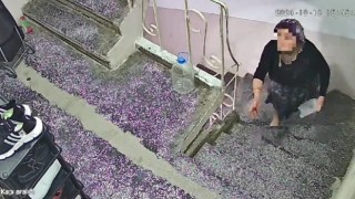 Gürültü yaptıkları iddiasıyla komşunun kapısını çöplüğe çevirdi, 2 yılda 400den fazla polis geldi