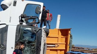 Hafriyat kamyonu devrildi, yol 2 saat trafiğe kapandı