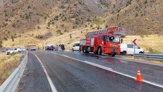 Hakkaride kamyonet devrildi: 1 yaralı