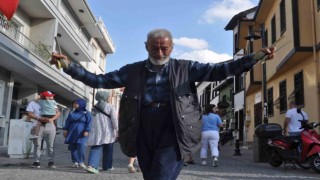 Hamallıktan kalan boş vaktini sokaklarda dans ederek kazanca dönüştürüyor
