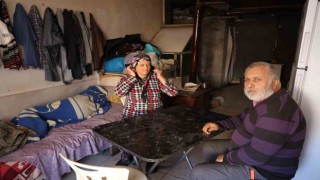 Hasta oğullarının tedavisi için evlerini kiraya veren aile 1 yıldır dükkanda yaşıyor