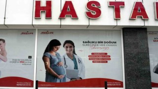 Hastane skandalında hastanenin camında ‘Yenidoğan dostu hastane yazılı görsel dikkat çekti