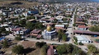 Hatayda altın sarısı kubbesi ve çinileriyle Mescid-i Aksayı andıran cami, mest ediyor
