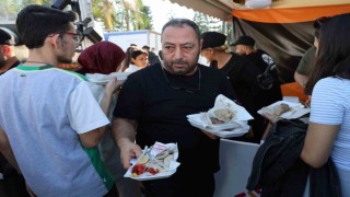 Hintli turistler Adana lezzetlerine hayran kaldı