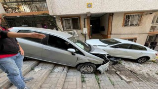 Hızla sokağa giren otomobil ortalığı yıkıp geçti