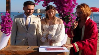 Hollandalı gelin Kızkalesi sahilindeki nikah töreniyle evlendi