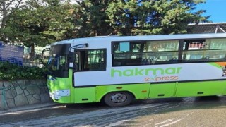 İçinde yolcuların olduğu özel halk otobüsü duvara çarptı
