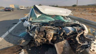 Iğdırda minibüs otomobille çarpıştı: 3ü ağır 8 yaralı