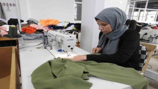 İhtiyaç sahibi kadınlar ve yetim anneleri dikiş atölyesinde meslek öğreniyor