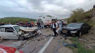 İki otomobil kafa kafaya çarpıştı: 1 ölü, 1 yaralı