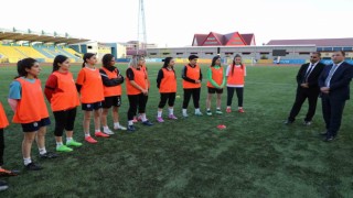 İl Müdürü Çelebi, Kadın Futbol Takımını ziyaret etti