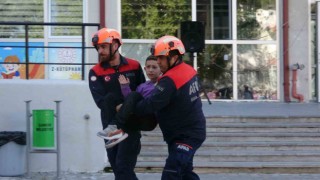İlkokuldaki deprem tatbikatı nefes kesti