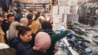 İndirimli ürünleri almak için birbirlerini ezdiler